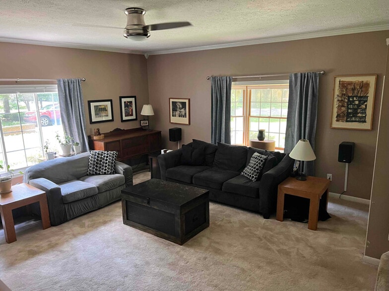 Building Photo - 3329 Maple Dr