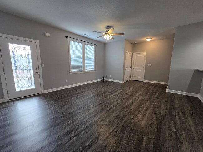 Building Photo - Only 6 Minutes to the USCG Base - 1800+ SqFt, 4Bed, 2Bath Home