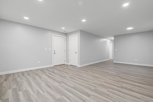 Building Photo - 821 E Lilly Ln