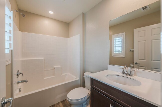 Building Photo - Beautiful Gardena Condominium in Gated Com...