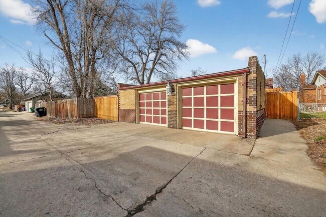 Building Photo - Platt Park Classic! 4 Beds, 2 Bath - Fully remodeled! Don't miss out on this one!