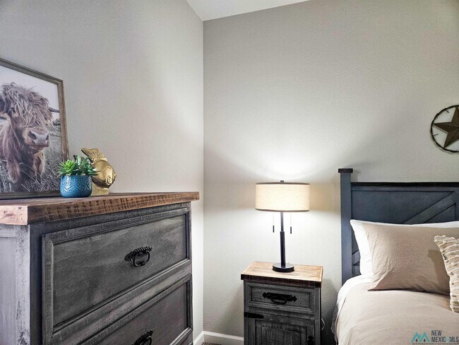 Building Photo - 510 W Dallas Ave