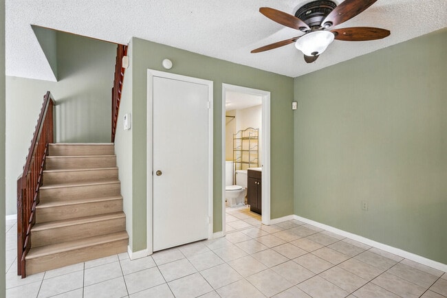 Building Photo - 622 6th Way