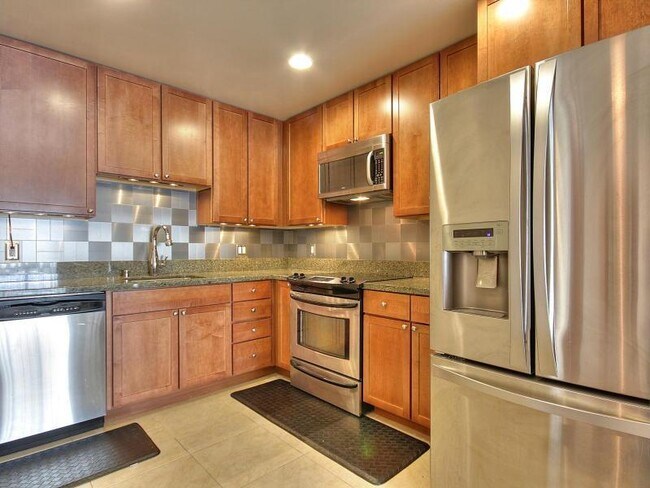 Primary Photo - 175 W Saint James St