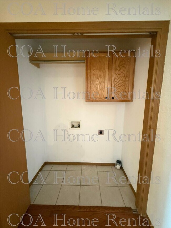 Building Photo - Great West side condo