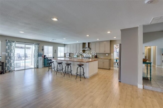 Building Photo - 6BD/5BA!! POOL/SPA!!