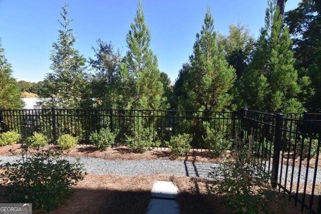 Building Photo - 469 Burton Dr