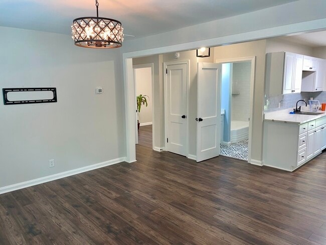 Building Photo - Bright and Modern 3 Beds 2.5 Baths Townhom...