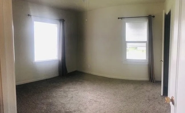 Building Photo - Spacious 4-Bedroom Home – with 2nd Kitchen & Private Entrance!