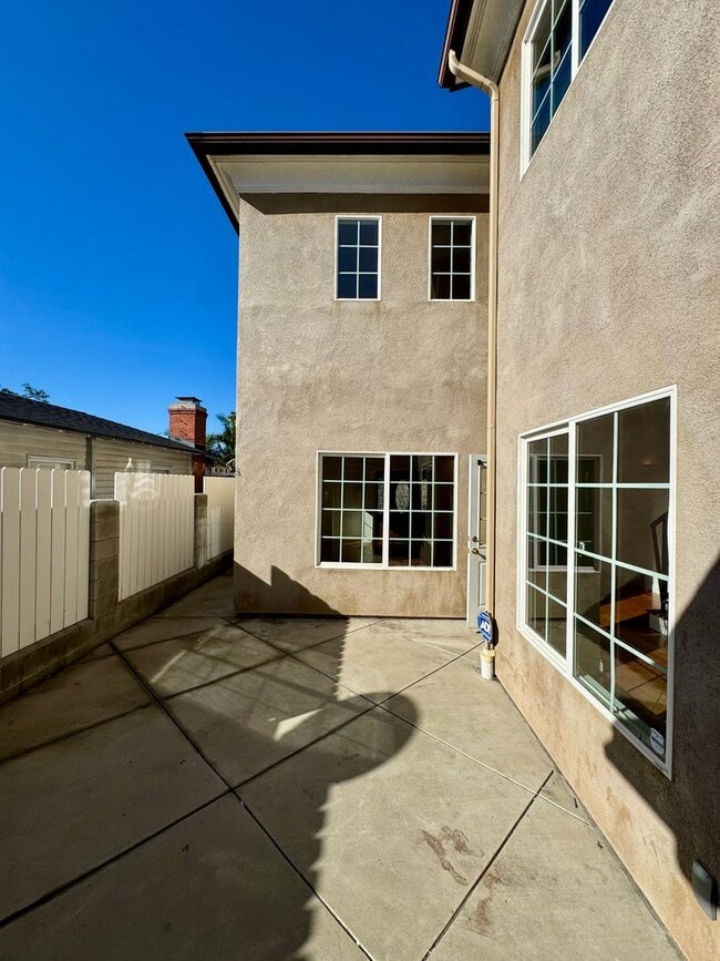 Building Photo - Beautifully Renovated 4 Bed 4 Bath House For Rent In Long Beach!