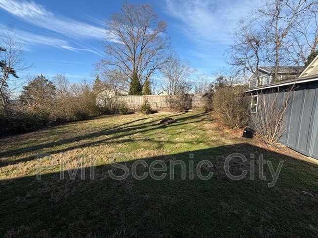 Building Photo - 607 Franklin St