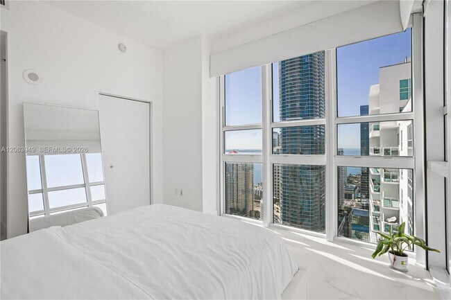 Building Photo - 950 Brickell Bay Dr