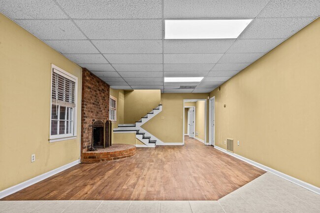 Building Photo - Prime Time Normal Town Living Home!