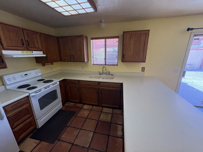 Building Photo - Convenient location in Midvale Park Close to all your needs