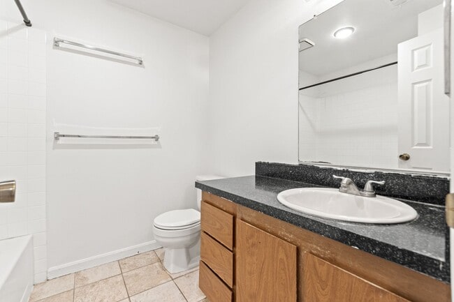 Building Photo - 2 Bedroom Townhome - Spacious!