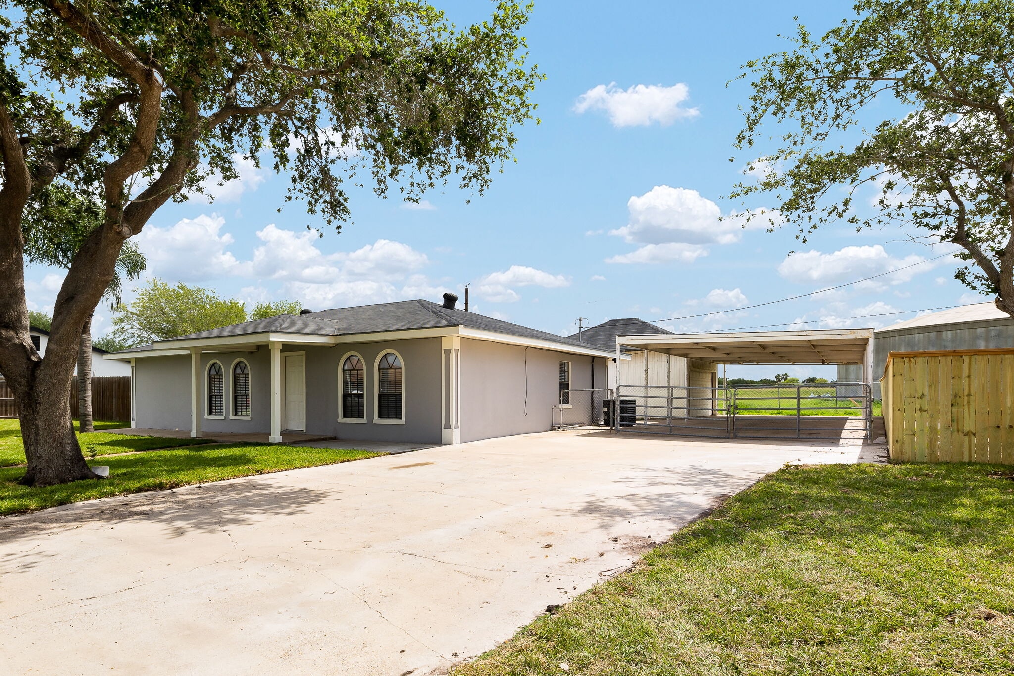 Building Photo - 5004 Oleander Dr