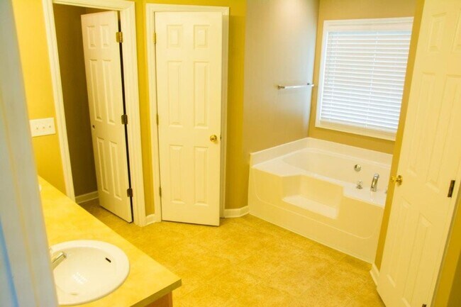 Building Photo - 3 Bed 2 Bath 2 Car Garage - North Columbus