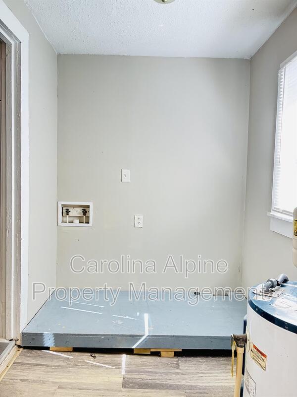 Building Photo - 104 Miller St