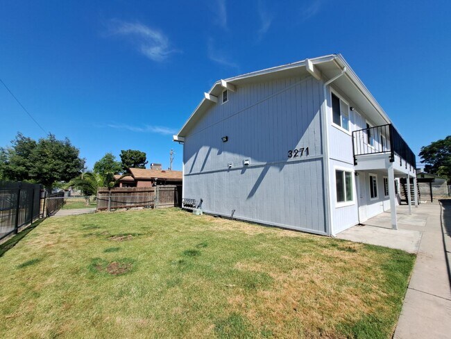 Building Photo - 3271 E Tyler Ave