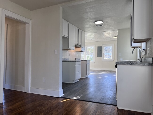 Building Photo - 1008 NW 31st St