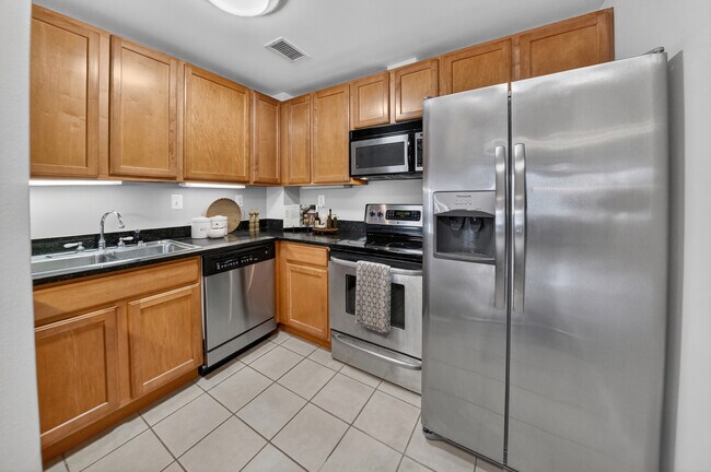 Building Photo - Historic Row Apartments