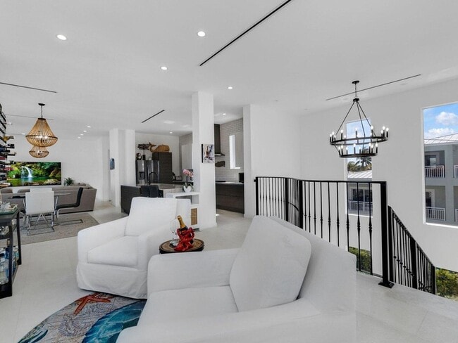 Building Photo - 317 E Seaview Cir