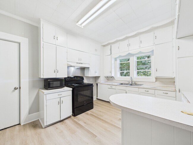 Building Photo - Adorable 3 bed, 1 bath home available in S...