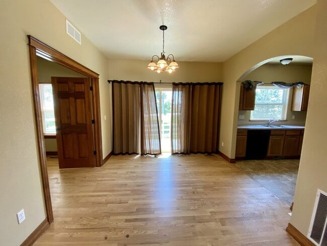 Building Photo - Spacious 4 bed 3.5 Bath in Maple Hill!