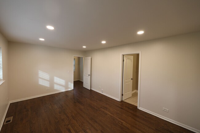 Building Photo - 503 E Valley Ln