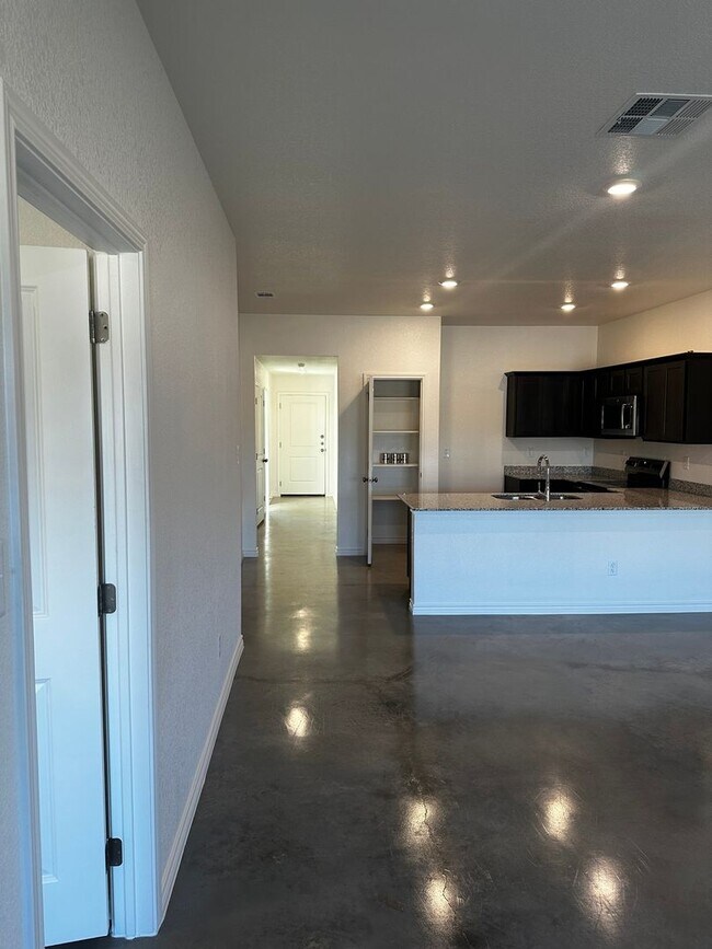 Building Photo - 3 Bedroom and 2 Full bathroom Duplex in Co...