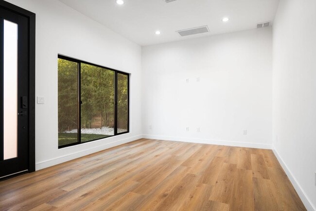 Building Photo - 6443 Oakdale Ave