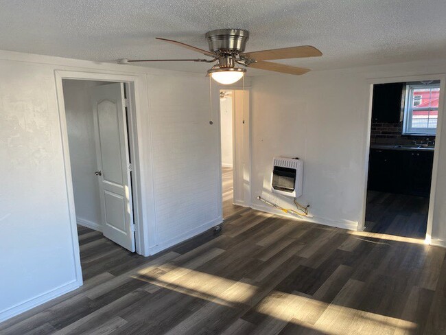 Building Photo - Upstairs 2 Bedroom in Perry!