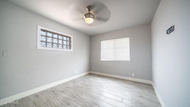 Building Photo - 717 E Palmaire Ave