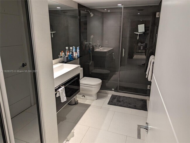 Building Photo - 2101 Brickell Ave