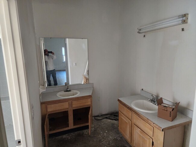 Building Photo - Recently renovated and ready to move in.