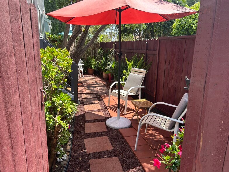 Garden - 1156 N Ardmore Ave