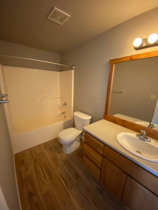 Building Photo - Single-Level Home in a Convenient NE Bend Location