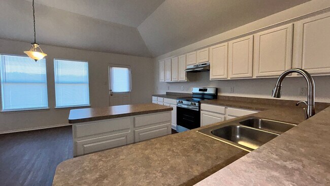 Building Photo - Move-in Ready Open Layout with a Huge Yard!