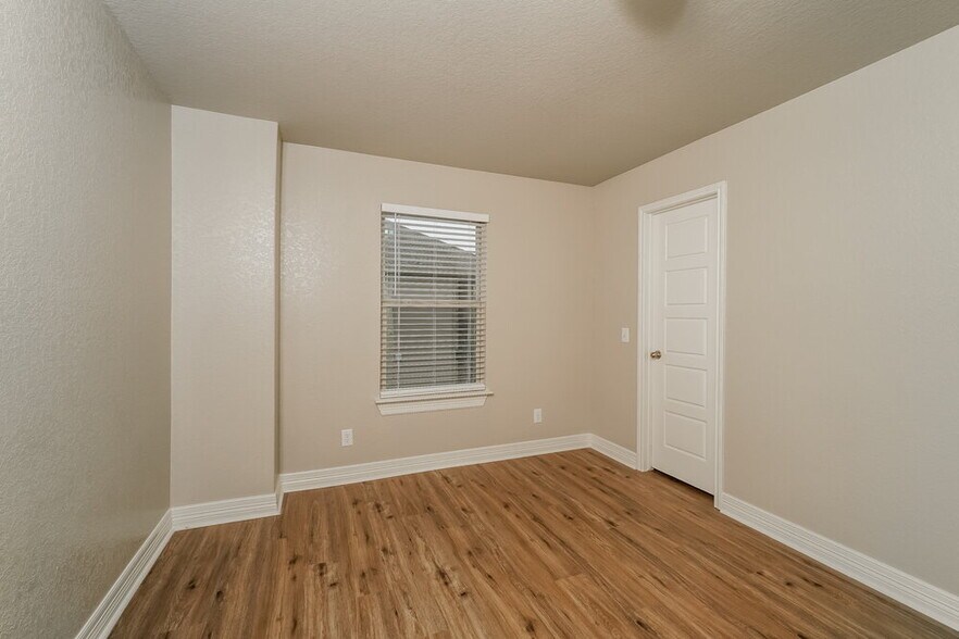 Building Photo - 640 Community Dr