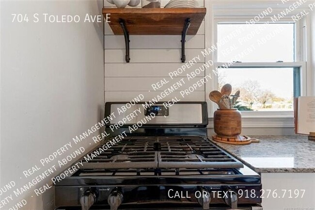 Building Photo - 704 S Toledo Ave