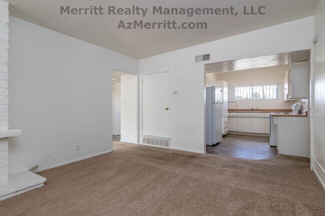 Building Photo - 4 Bedroom, 2 bath, air conditioned, fenced...