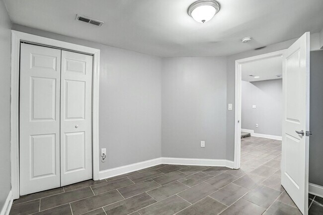 Building Photo - Bright and Beautiful Benning Ridge Abode