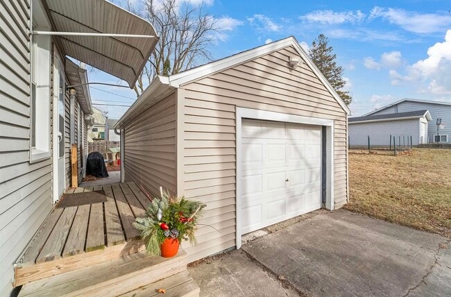 Building Photo - 1571 Charles St