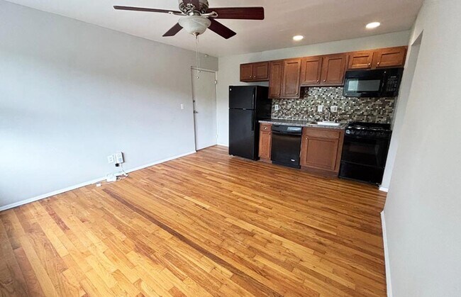 Building Photo - 558 Lowell Ave