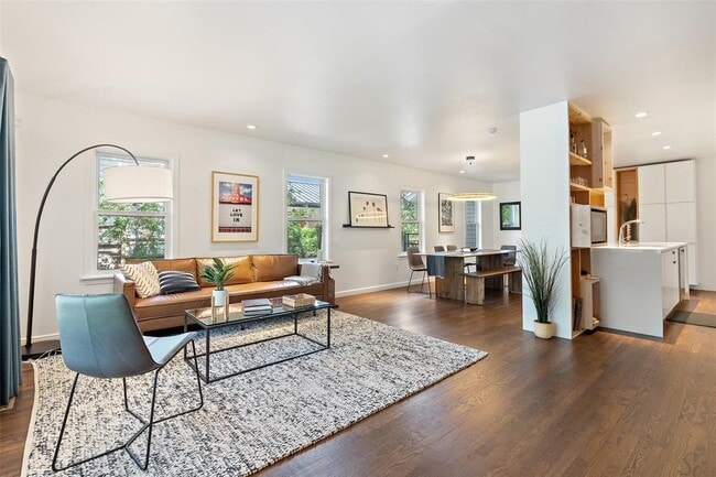 Building Photo - 2202 Montclaire St