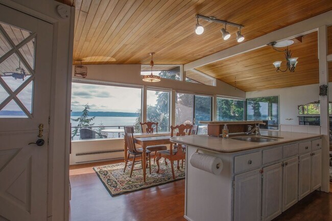 Building Photo - Gorgeous Langley Home With Water View and ...