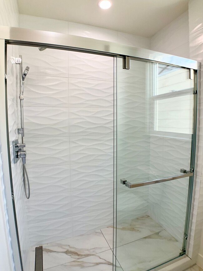 Building Photo - Remodeled! GARAGE PARKING Included! IN-UNI...