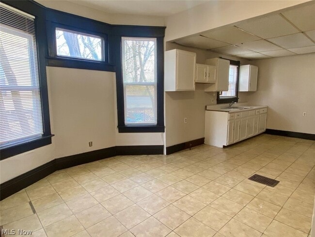 Building Photo - 390 Doyle St