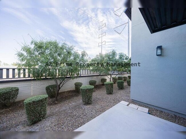 Building Photo - 142 E Hearne Way