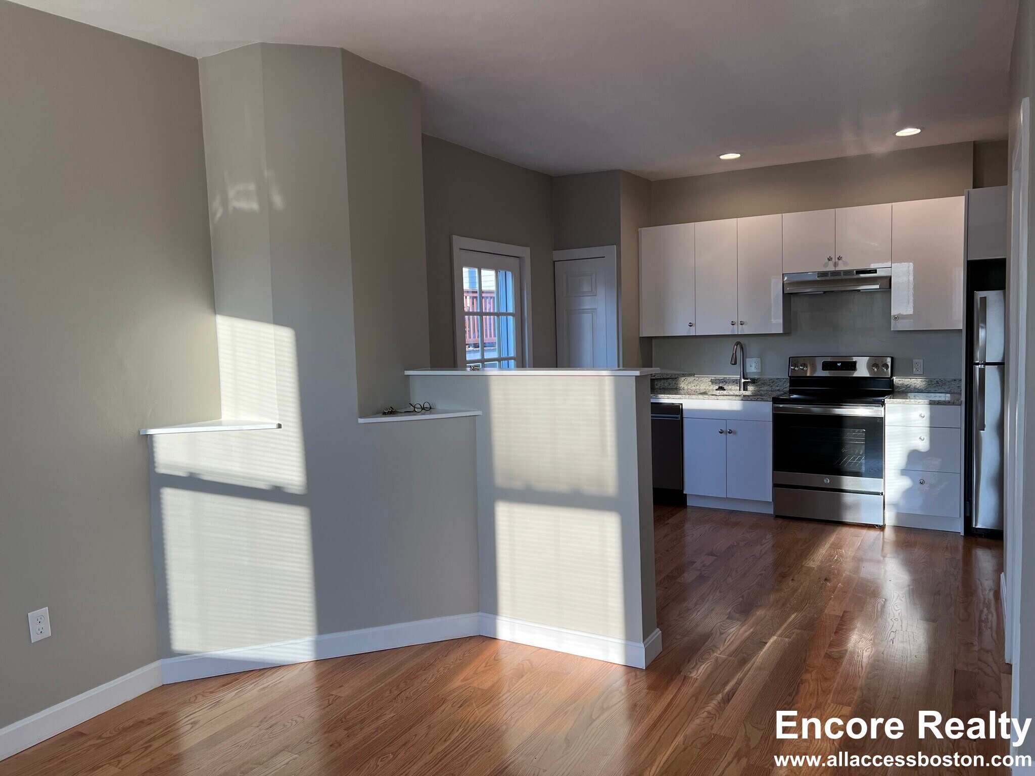 Building Photo - 1084 Dorchester Ave